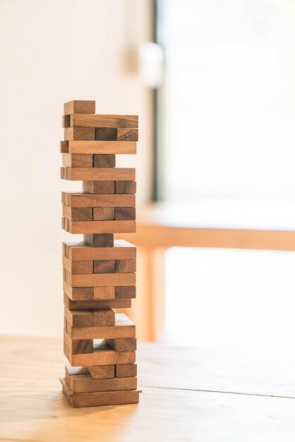 Bloques de madera juego (jenga) en la mesa de madera