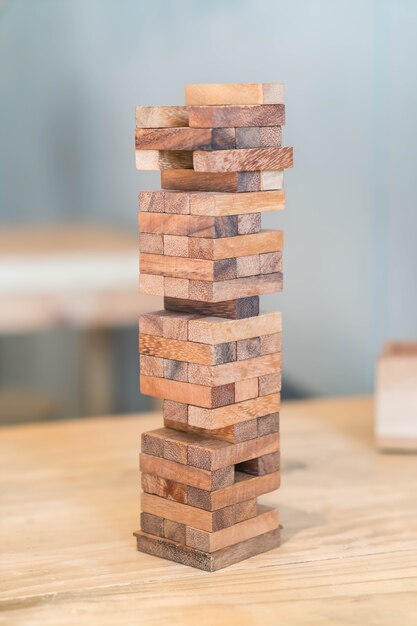 Bloques de madera juego (jenga) en la mesa de madera