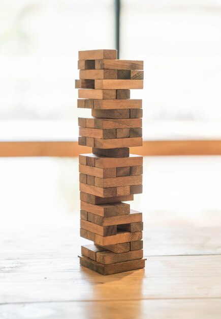 Bloques de madera juego (jenga) en la mesa de madera