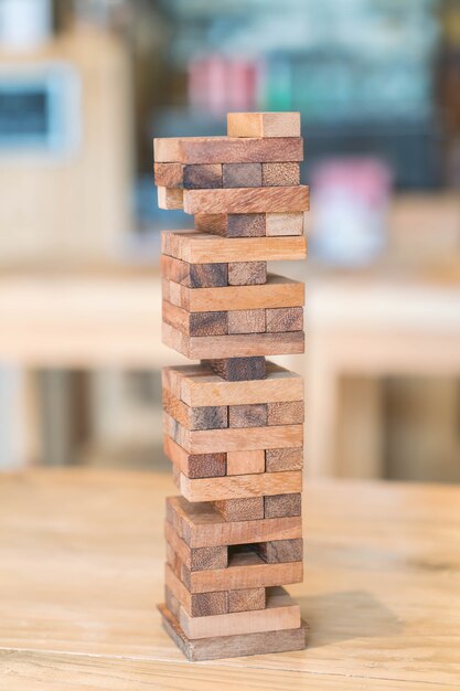 Bloques de madera juego (jenga) en la mesa de madera