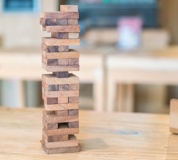 Bloques de madera juego (jenga) en la mesa de madera