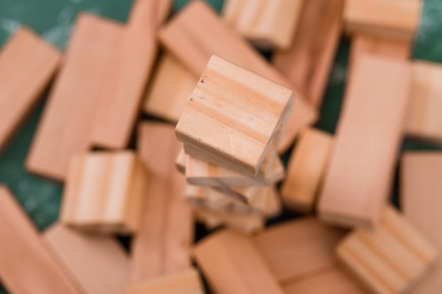 bloques de madera en mesa de yeso