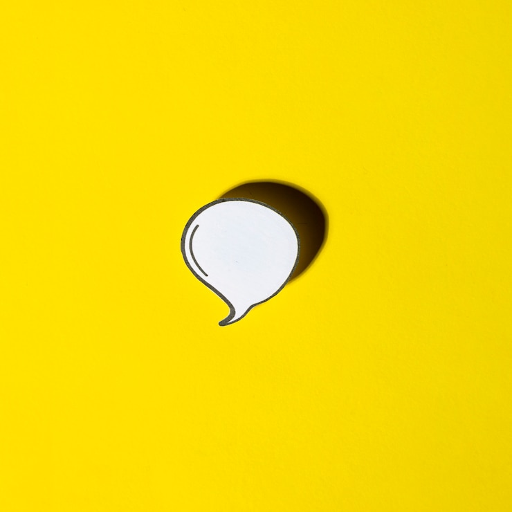 Foto gratuito bocadillo de diálogo en blanco blanco con sombra sobre fondo amarillo