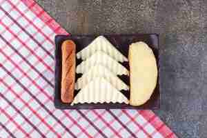 Foto gratuita bocadillo paltter con rebanadas de pan, chorizo y queso