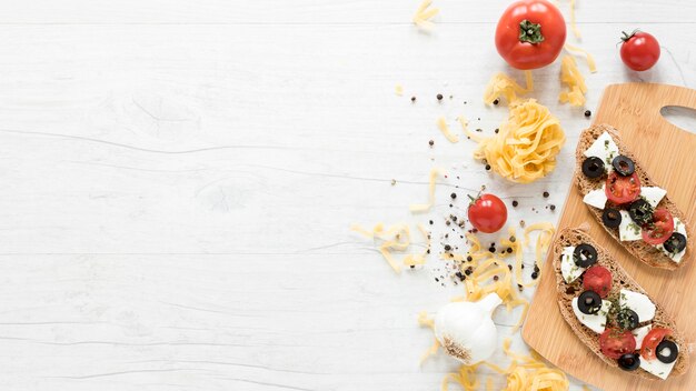 Bocadillo sano del pan italiano en la tajadera con las especias; Pasta De Tomate Y Tallarines