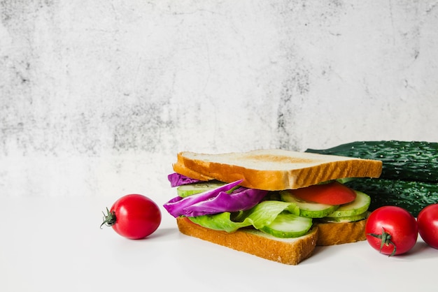 Foto gratuita bocadillo de las verduras frescas en el fondo blanco