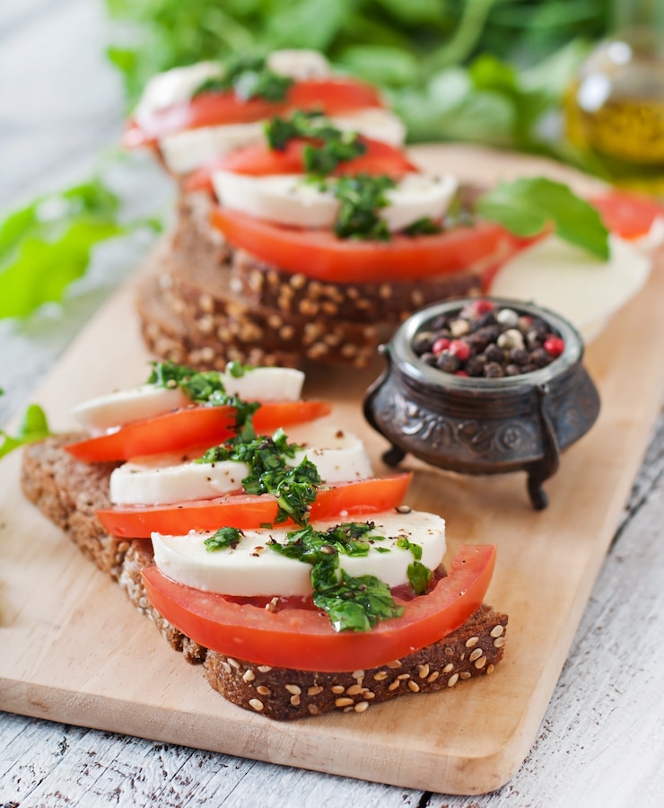 Foto gratuito bocadillos dietéticos útiles con mozzarella, tomate y pan de centeno.
