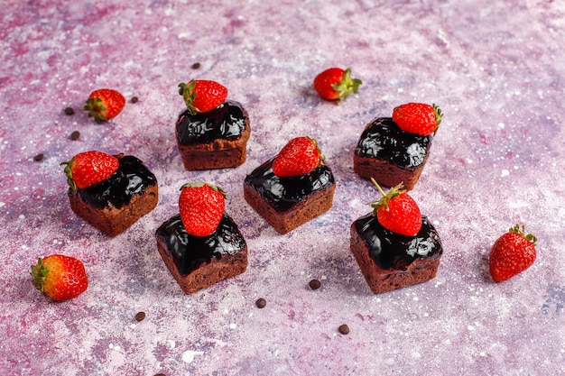 Foto gratuita bocaditos de pastel de chocolate con salsa de chocolate y con frutas, bayas.