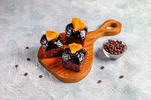 Bocaditos de pastel de chocolate con salsa de chocolate y con frutas, bayas.