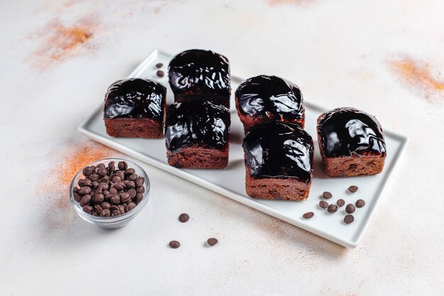 Bocaditos de pastel de chocolate con salsa de chocolate y con frutas, bayas.