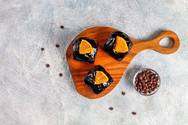 Bocaditos de pastel de chocolate con salsa de chocolate y con frutas, bayas.