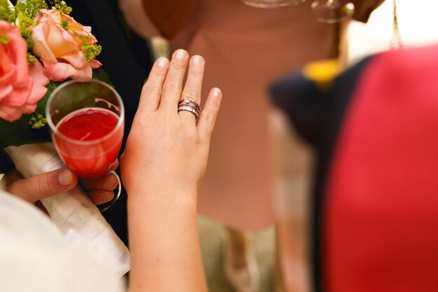 Boda y anillo de compromiso en la mano delicada de la novia