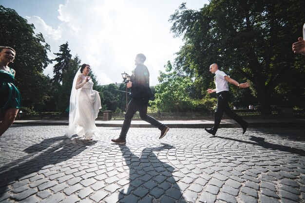 Boda en la calle en la luz del sol