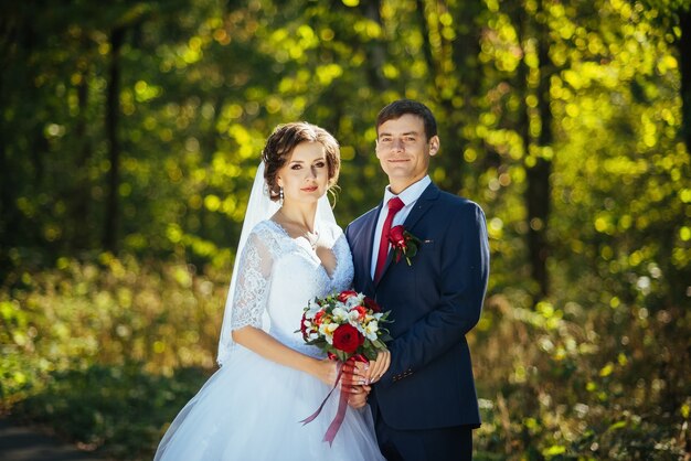 Boda caminando en la naturaleza