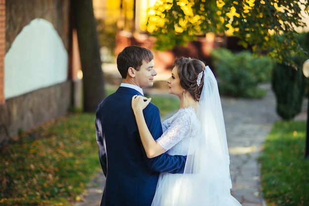 Foto gratuita boda caminando en la naturaleza