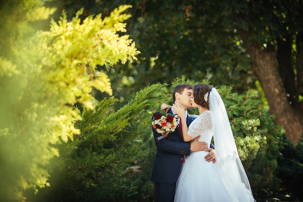 Foto gratuita boda caminando en la naturaleza