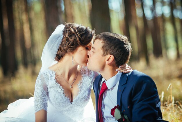 Boda caminando en la naturaleza