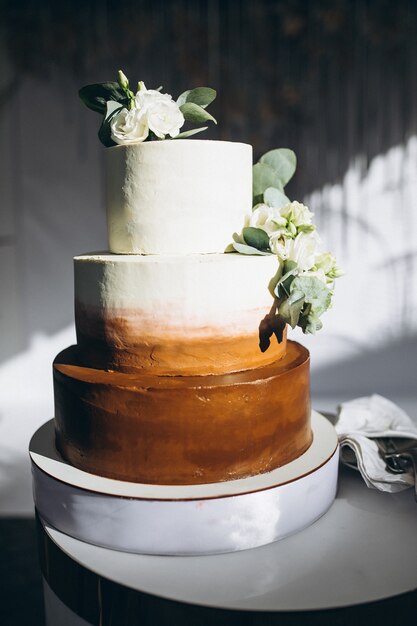 Boda decorada mesa de postres en un restaurante