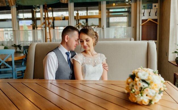 Boda. Día de la boda. Hermosa novia y elegante novio inflado.