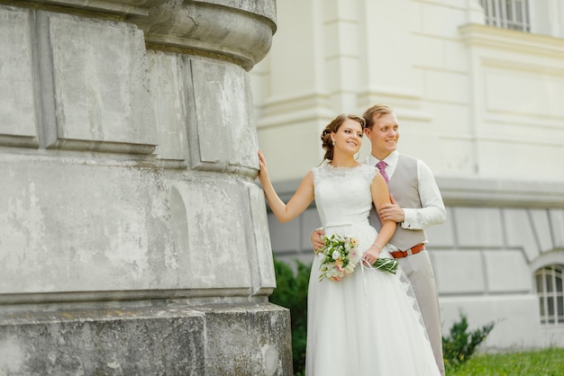 Boda. Día de la boda. Pareja de boda. Hermosa pareja, contra un castillo blanco