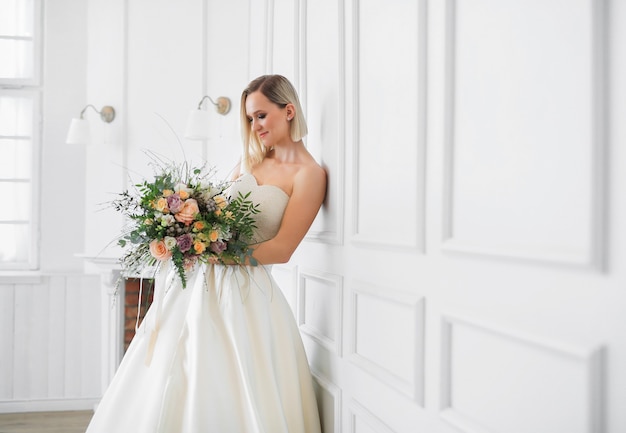 Foto gratuita boda. hermosa novia en un vestido de novia