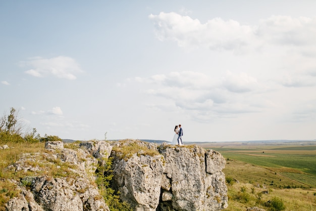 boda en las montañas, una pareja enamorada