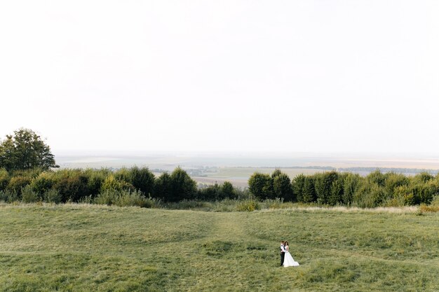 boda en las montañas, una pareja enamorada