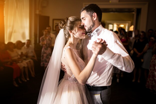 Boda pareja bailando