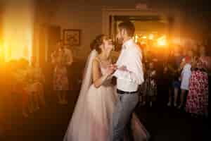 Foto gratuita boda pareja bailando