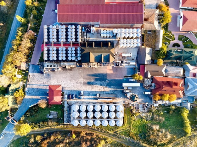 Bodega Asconi con barriles metálicos industriales en Moldavia