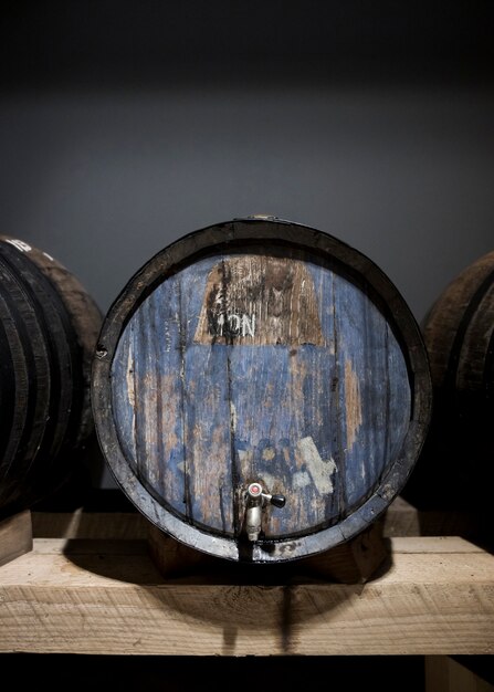 Bodega de vista frontal con barriles de vino viejos