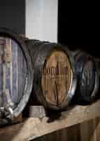 Foto gratuita bodega con vista lateral de barriles de vino viejos