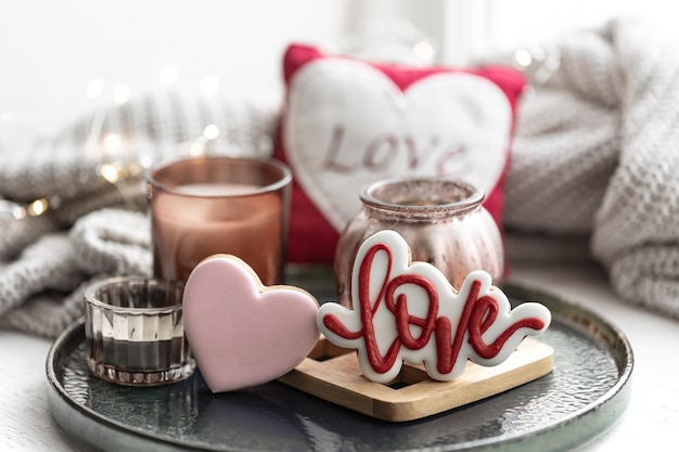 Bodegón acogedor para el día de san valentín con detalles de decoración y pan de jengibre