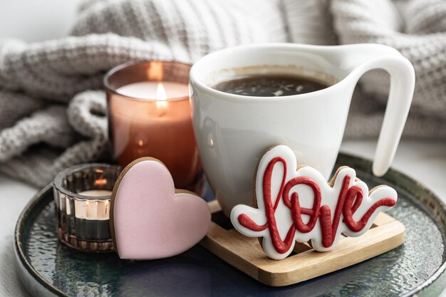 Un bodegón acogedor para el día de san valentín con detalles de decoración de una taza y pan de jengibre