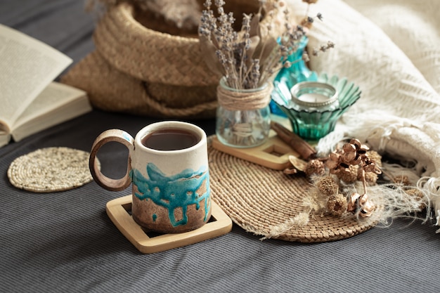 Bodegón en una acogedora habitación con una hermosa taza de cerámica hecha a mano.