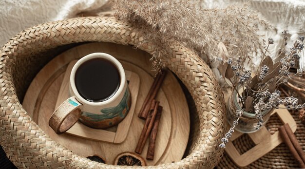 Bodegón en una acogedora habitación con una hermosa taza de cerámica hecha a mano.