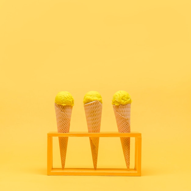 Bodegón amarillo de helado