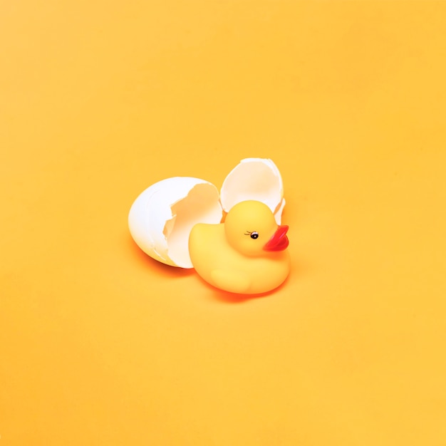 Bodegón amarillo de pato de goma y huevo