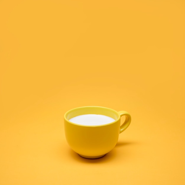 Bodegón amarillo de taza de leche
