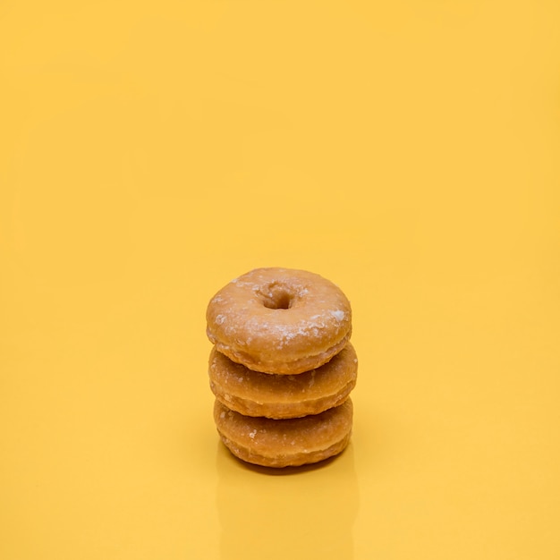 Bodegón amarillo de tres donuts