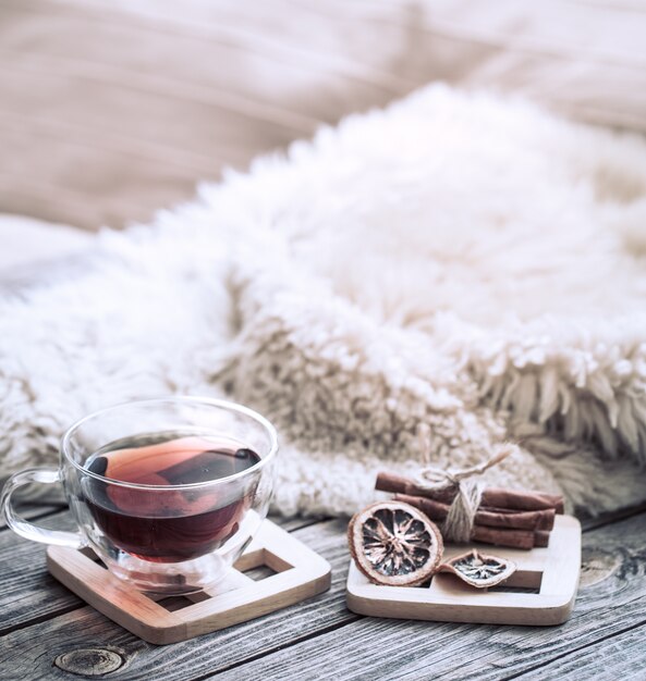 Bodegón ambiente acogedor con una taza de té