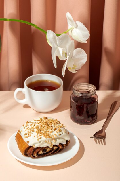 Bodegón con apetitosa comida de panadería