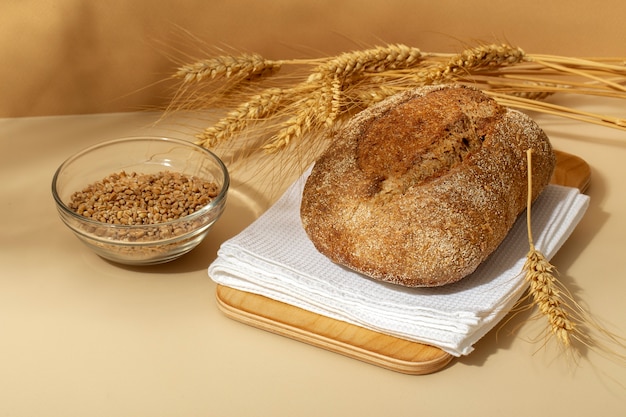 Bodegón con apetitosa comida de panadería