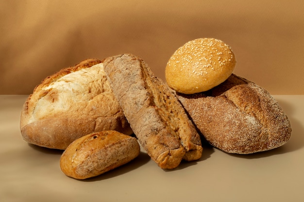 Foto gratuita bodegón con apetitosa comida de panadería