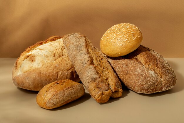 Bodegón con apetitosa comida de panadería