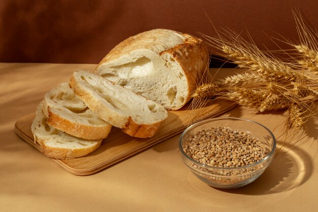 Bodegón con apetitosa comida de panadería