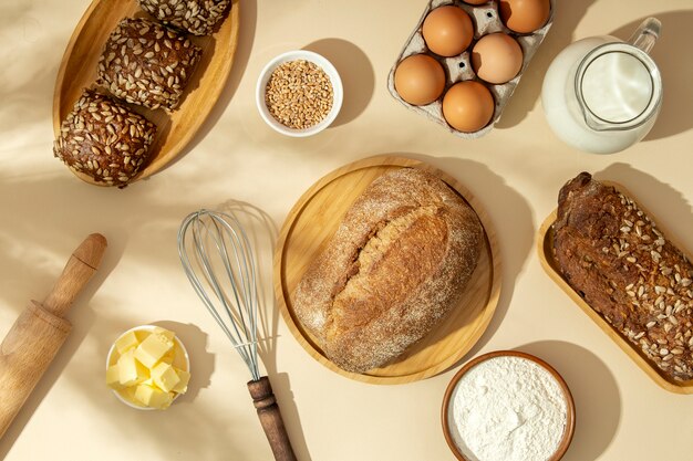 Foto gratuita bodegón con apetitosa comida de panadería