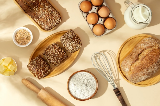 Bodegón con apetitosa comida de panadería