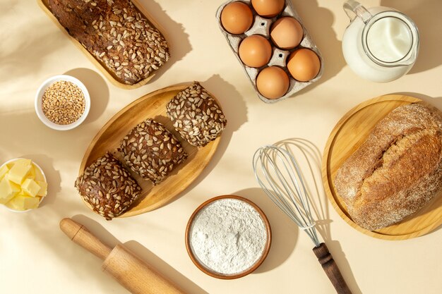 Bodegón con apetitosa comida de panadería