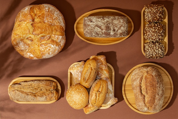 Foto gratuita bodegón con apetitosa comida de panadería